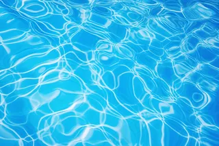 游泳池水阳光下蓝色波纹摄影图