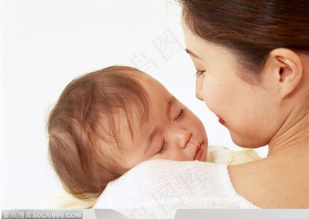 婴儿幼儿-母亲肩膀上睡着的婴儿