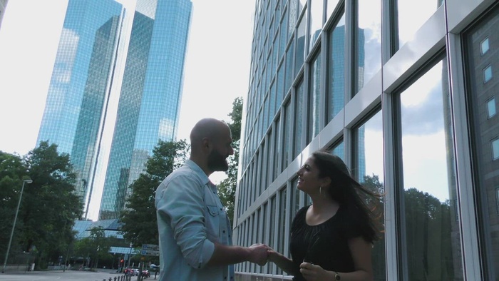 商务情​​侣在街上见面