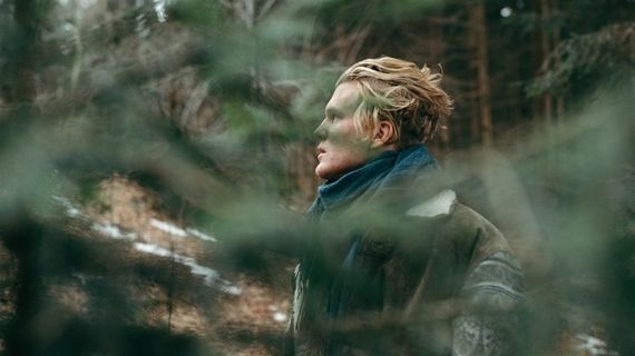 戴着围巾的男子图片