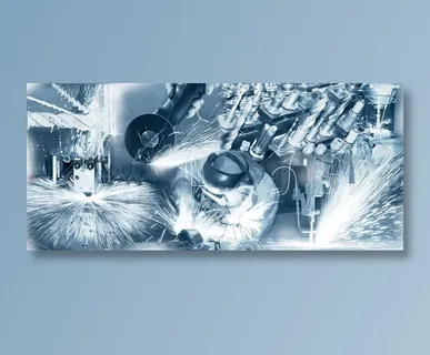 正在焊接的工人现场