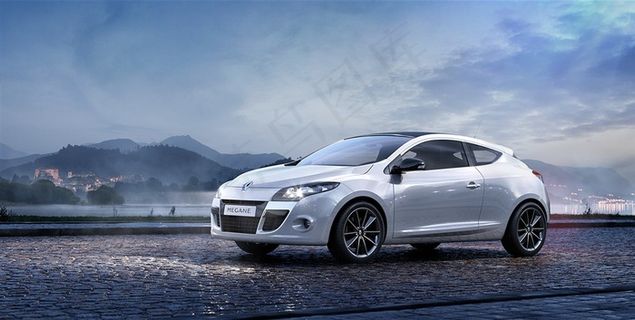 高档汽车行驶在公路上体现质感奢华高档速度感