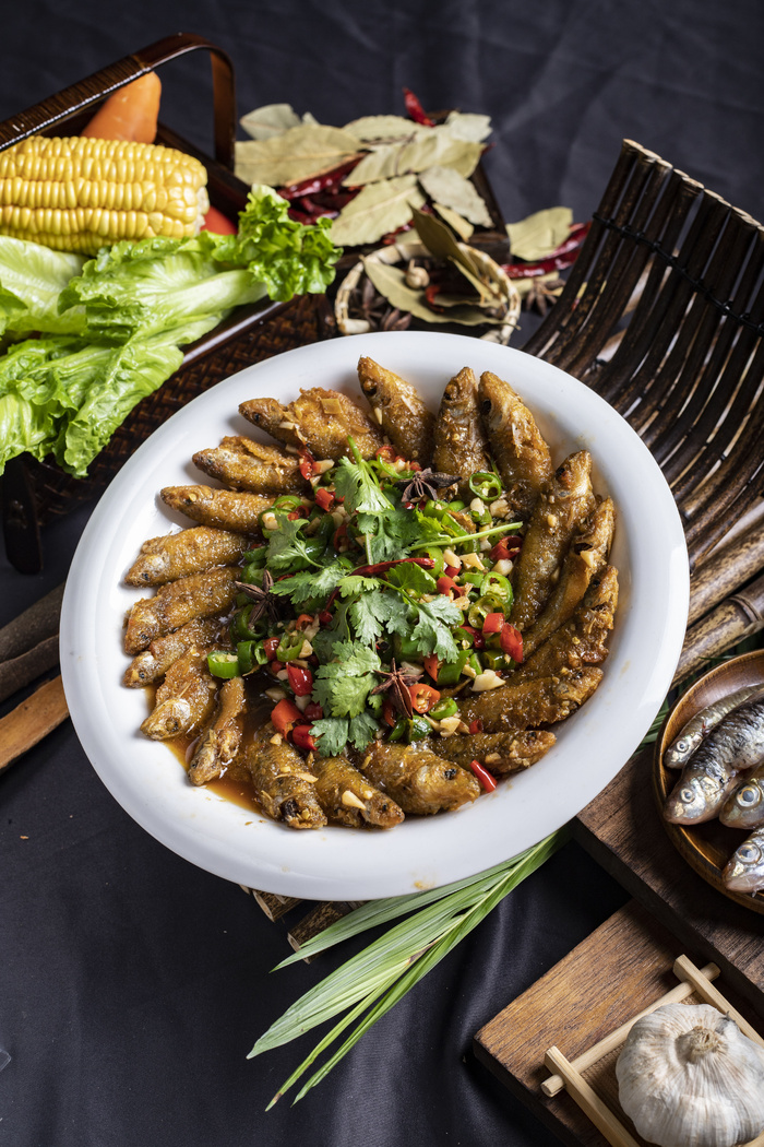 油炸鱼干美食摄影图片