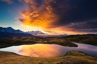 云朵下连绵的山山水风景图片