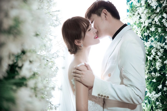 浪漫小白花丛里的恋人婚纱样片