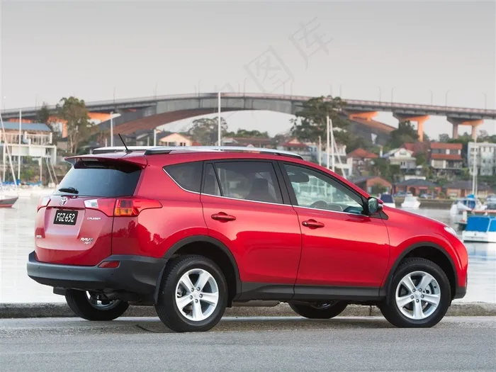 路边停放的日本丰田RAV4城市型SUV
