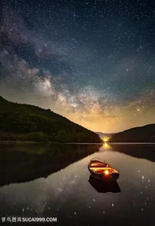 繁星下的山湖船舶