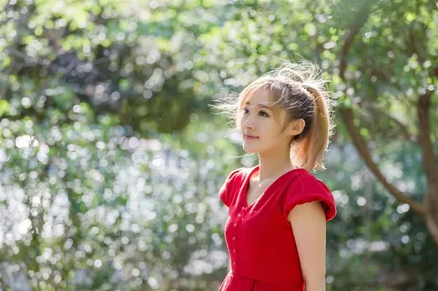红色连衣裙阳光美女摄影