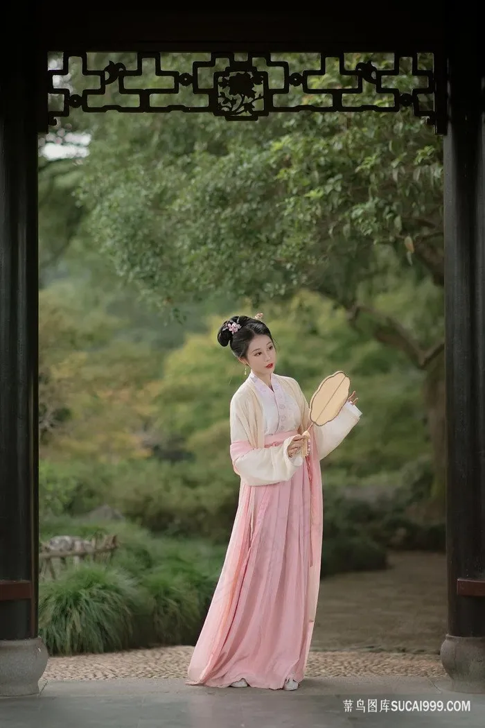高清粉红户外庭院写真清纯唯美美女图片