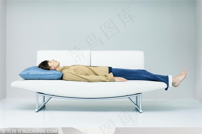生活百态-躺在沙发上睡觉的男人