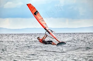 男人海上冲浪高清图片