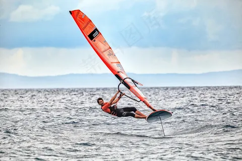 男人海上冲浪高清图片 男人海上冲浪高清图片