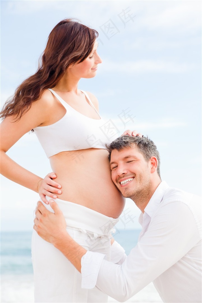 怀孕的妻子和微笑的爸爸