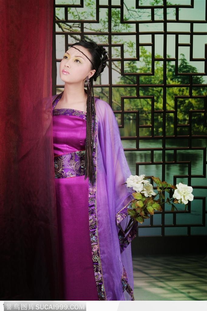 站在窗帘后穿传统汉服的古典美女
