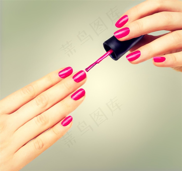 涂指甲的双手
