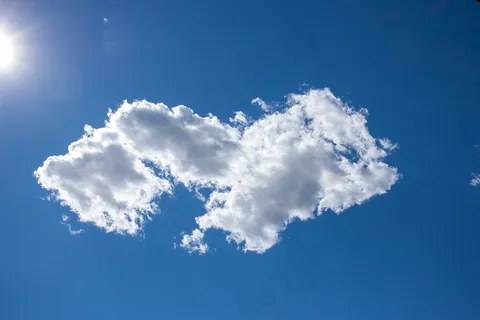 蔚蓝天空云团漂浮图片 蔚蓝天空云团漂浮图片