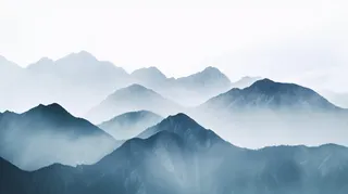 雾气云层遮掩的山脉摄影图