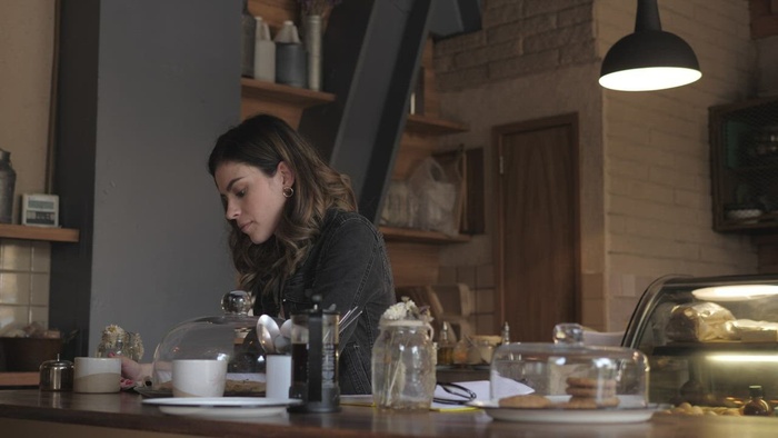 一个女人在咖啡店看书