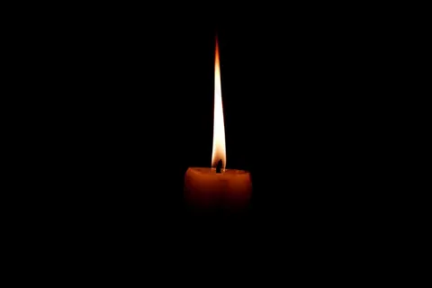 黑夜红蜡烛火苗图片 黑夜红蜡烛火苗图片