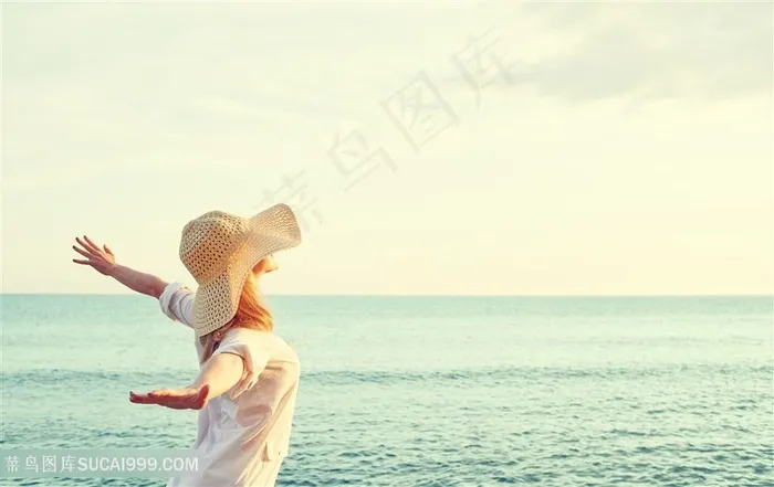 拥抱大海的美女图片