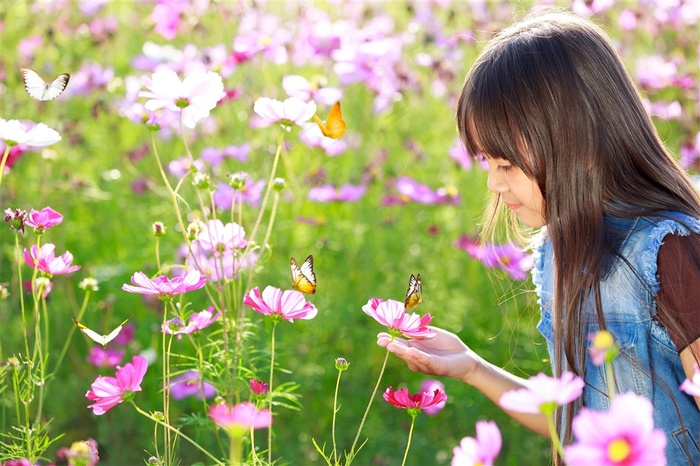 手捧蝴蝶花的小女孩儿童图片