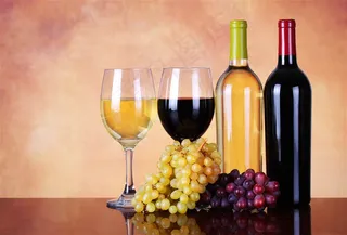 红黑色和橙黄色的红酒