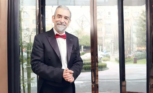 双手合在一起的管家