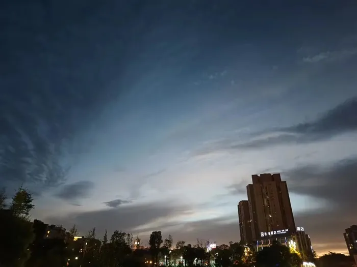 暗色系云朵与城市风景图