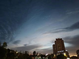 暗色系云朵与城市风景图