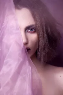 遮半脸外国美女图片 遮半脸外国美女图片