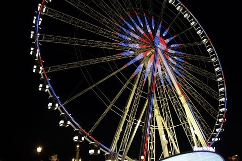 夜晚游乐场摩天轮图片
