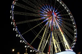 夜晚游乐场摩天轮图片