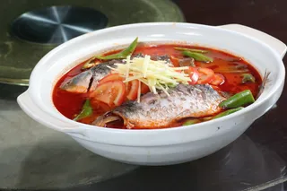 酸汤煮鲫鱼 (2)