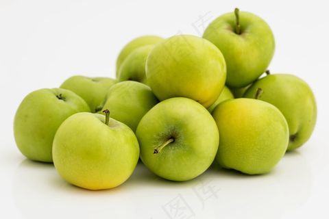 新鲜青涩苹果图片
