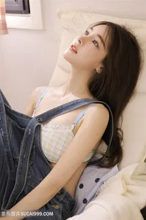 坐在沙发上的高清*清纯背带裤美女图片