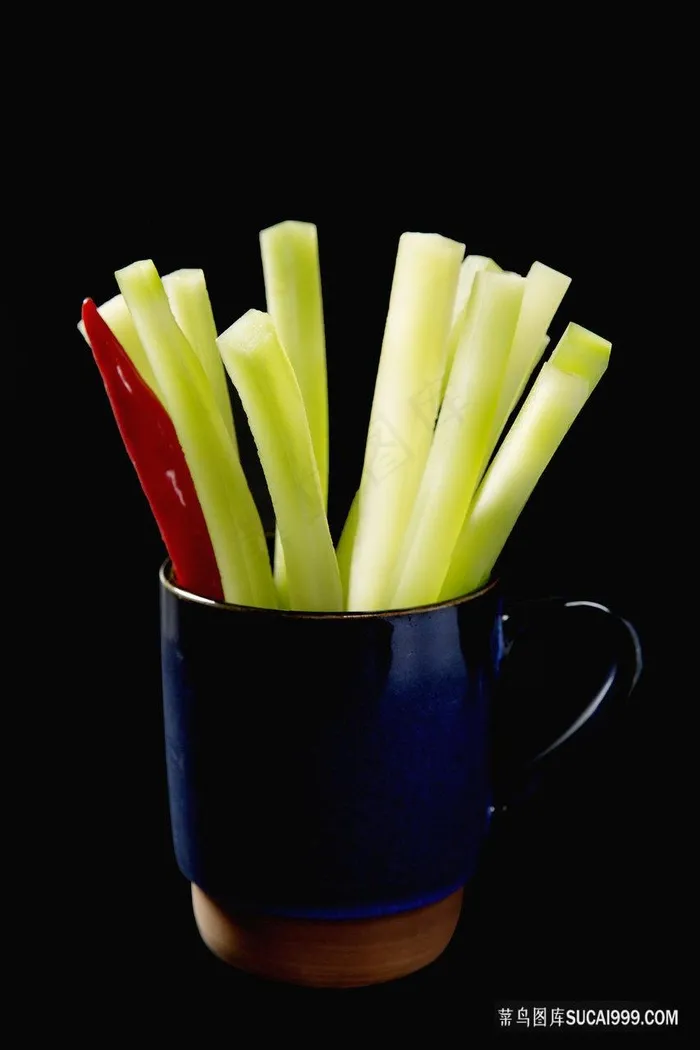 杯装新鲜素菜莴苣条美食图片