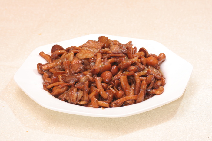 五花肉炒滑仔蘑