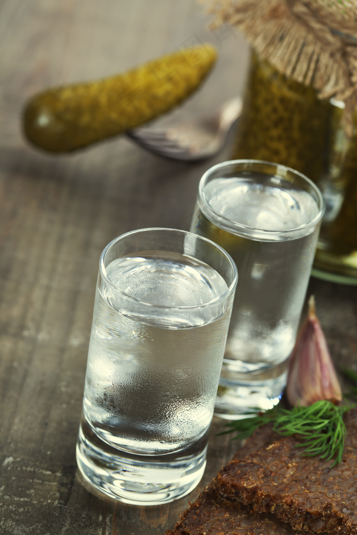 玻璃杯中的伏特加图片