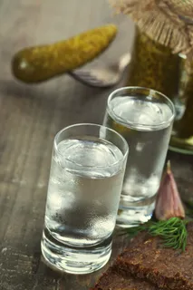 玻璃杯中的伏特加图片