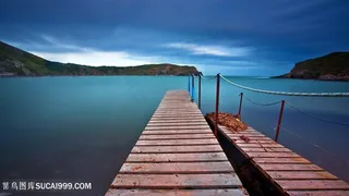 湖畔木桥风景画壁纸