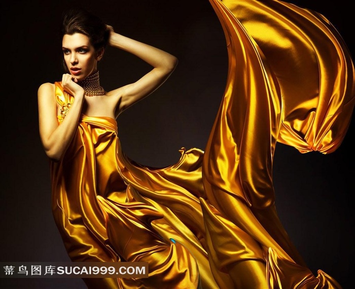 舞动金色裙子美女图片