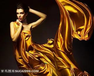 舞动金色裙子美女图片