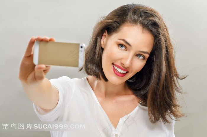 拿着手机自拍的美女高清摄影图片