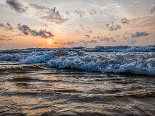 大海海浪翻滚图片