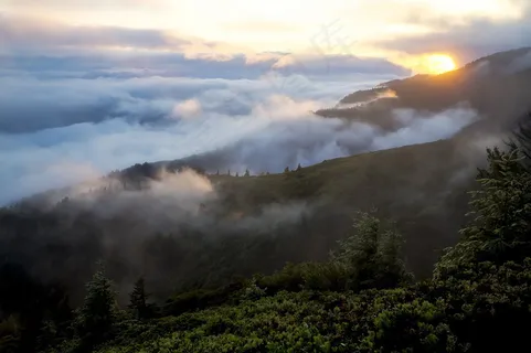 清晨云雾山脉图片 清晨云雾山脉图片