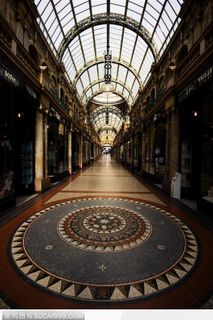 法国香榭里大街街道旁奢华商铺