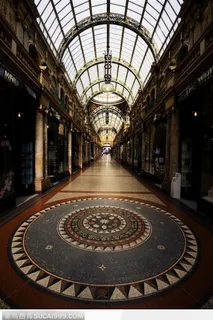 法国香榭里大街街道旁奢华商铺