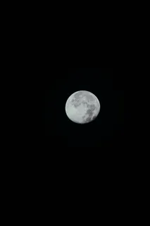 深夜天空月亮图片 深夜天空月亮图片