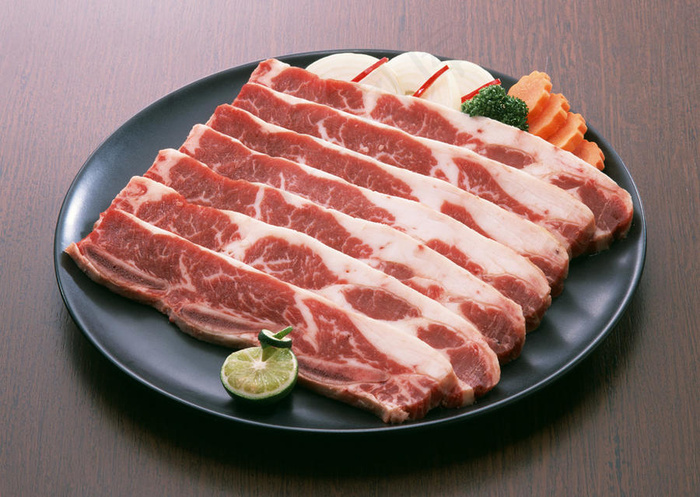 鲜肉食材-盘子中的五花肉