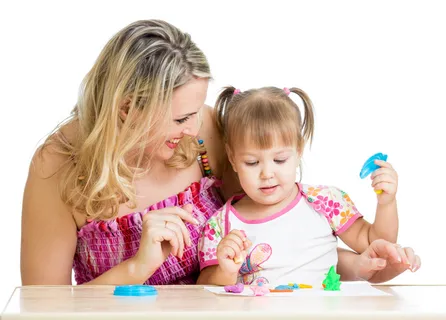 亲子互动母亲陪伴女儿一起用橡皮泥捏出不同可爱的造型